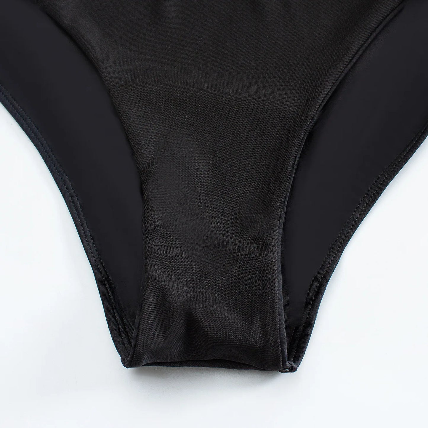 Maiô Cavado com Tiras e Recortes - Sensualidade e Estilo em Uma Peça Única